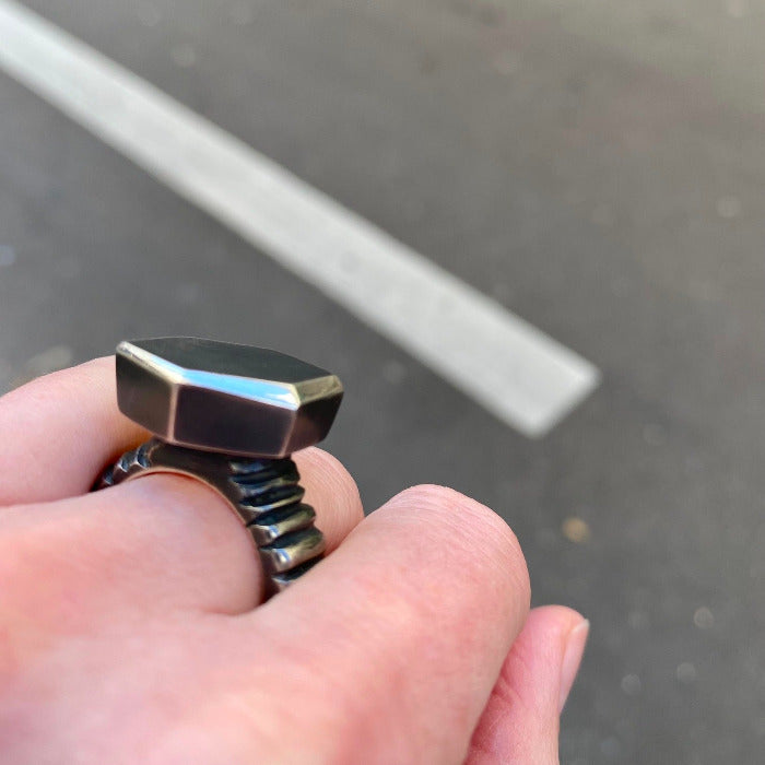 Bague sculpturale hexagonale en argent forgé et patiné noir. pièce d'artiste, série "Africa inside me"
