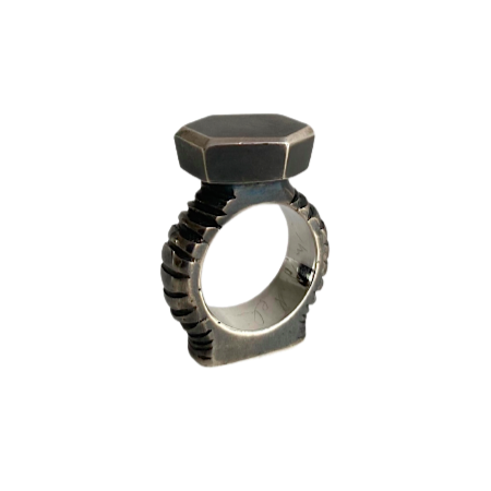 Bague sculpturale hexagonale en argent forgé et patiné noir. pièce d'artiste, série "Africa inside me"