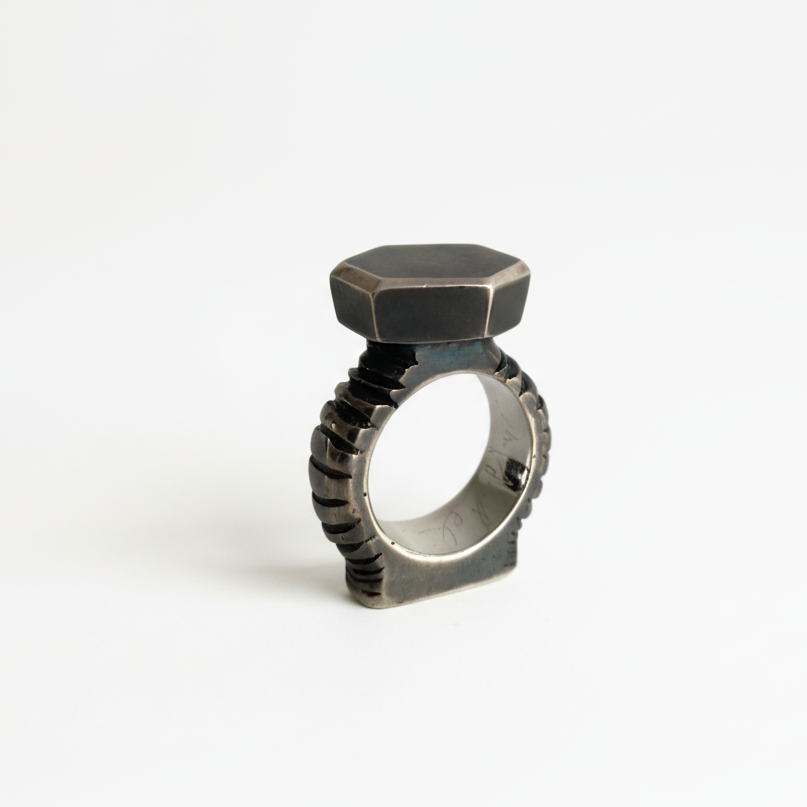Bague sculpturale hexagonale en argent forgé et patiné noir. pièce d'artiste, série "Africa inside me"