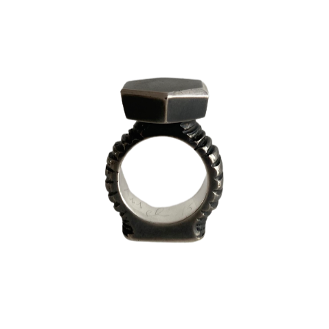 Bague sculpturale hexagonale en argent forgé et patiné noir. pièce d'artiste, série "Africa inside me"