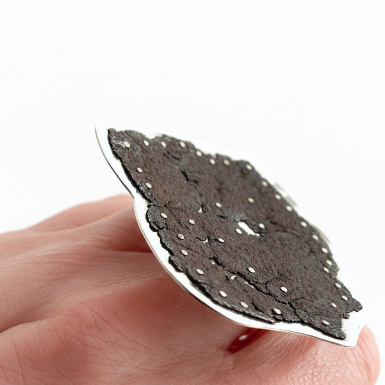 Bague sculpturale en argent et fer rouillé, monté sur un anneau rond mobile.le métal usé à l'extrême est riveté sur plaque d'argent.pièce d'artiste