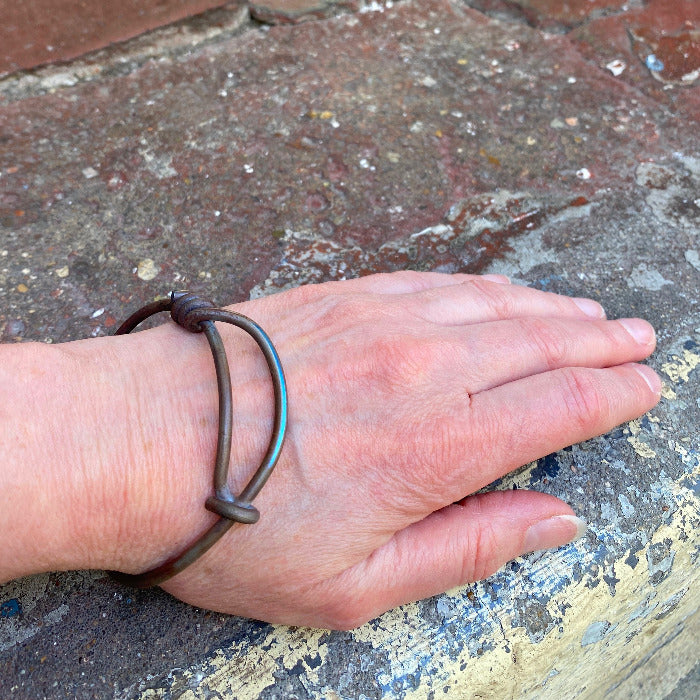 Bracelet fermé en titane forgé et torsadé sur le côté, 7 cm de diamètre. Pièce unique 2019