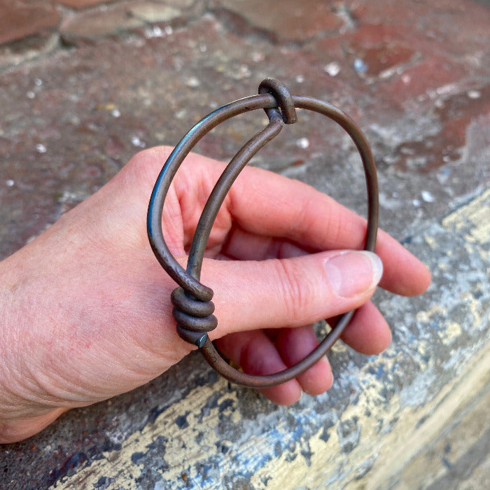 Bracelet fermé en titane forgé et torsadé sur le côté, 7 cm de diamètre. Pièce unique 2019