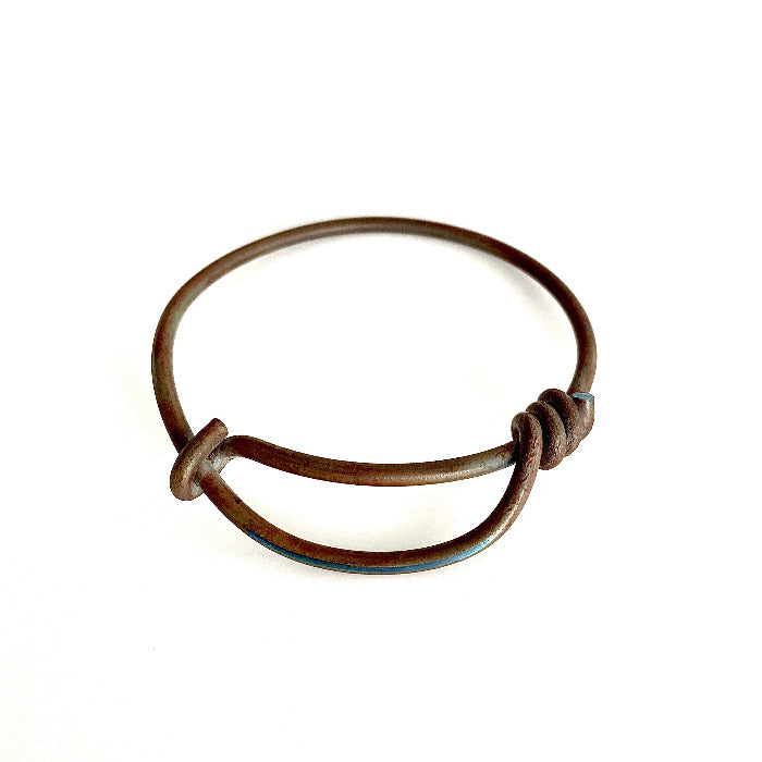 Bracelet fermé en titane forgé et torsadé sur le côté, 7 cm de diamètre. Pièce unique 2019