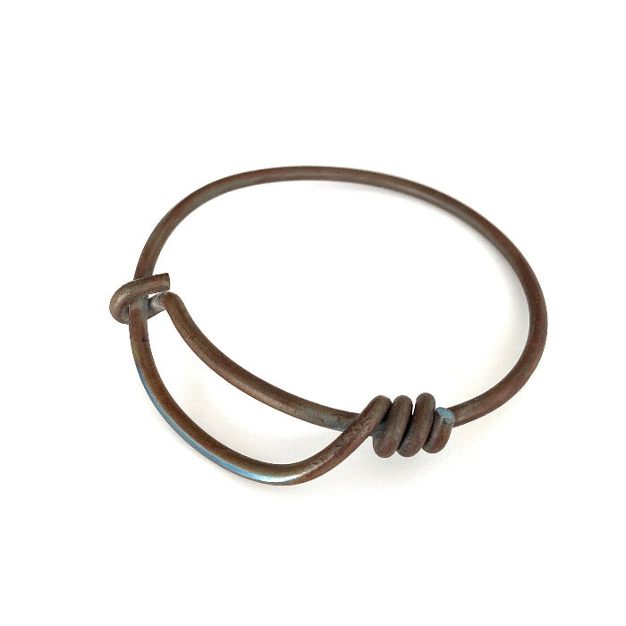 Bracelet fermé en titane forgé et torsadé sur le côté, 7 cm de diamètre. Pièce unique 2019