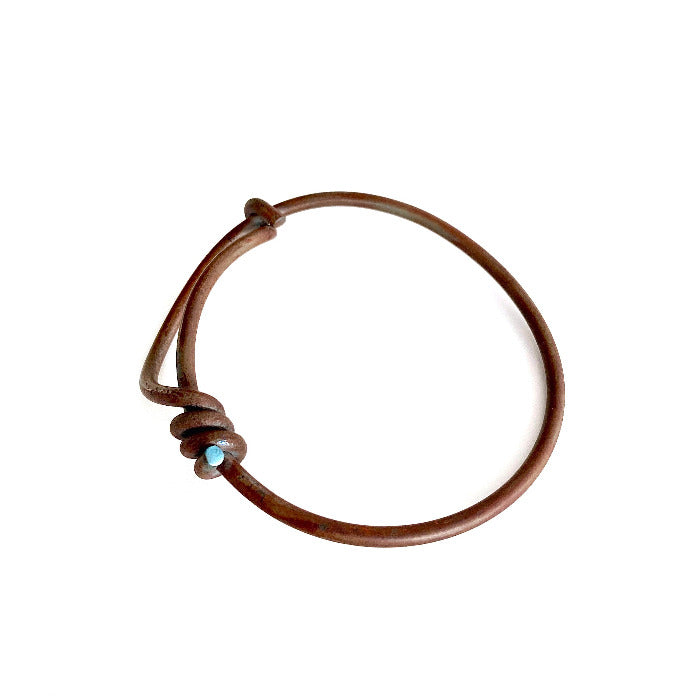 Bracelet fermé en titane forgé et torsadé sur le côté, 7 cm de diamètre. Pièce unique 2019