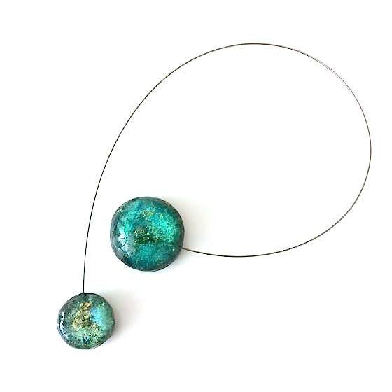 Collier 2 éléments ronds en résine bleu/vert irisée assemblée sur cable acier, fermoir aimanté.