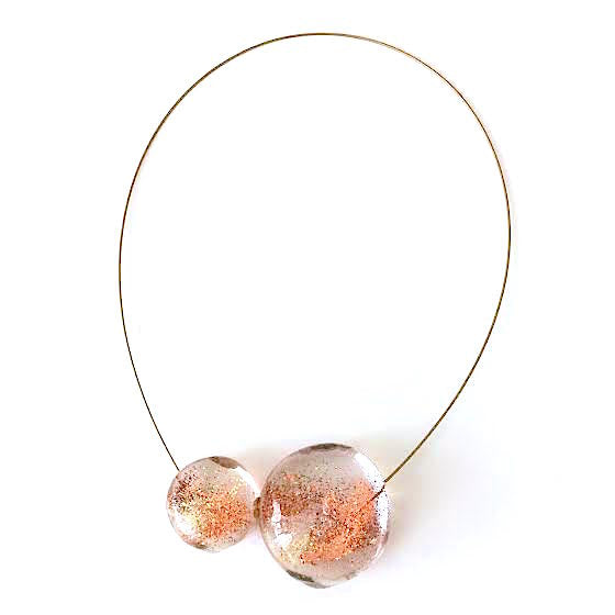 Collier 2 éléments ronds en résine transparente irisée assemblée sur cable acier, fermoir aimanté.