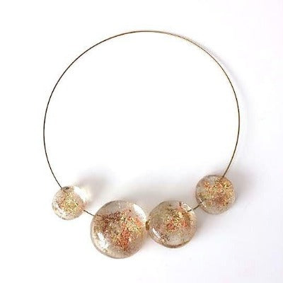 Collier 4 éléments ronds en résine transparente pailletée assemblés sur cable gris.Fermoir aimanté.