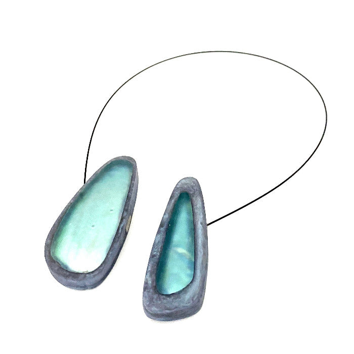 Collier composé de 2 éléments en résine irisée de couleurs gris/bleu assemblés sur cable noir fin et solide.