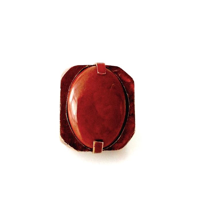 Grande bague rectangulaire en bronze avec patine acrylique et jaspe rouge ovale.