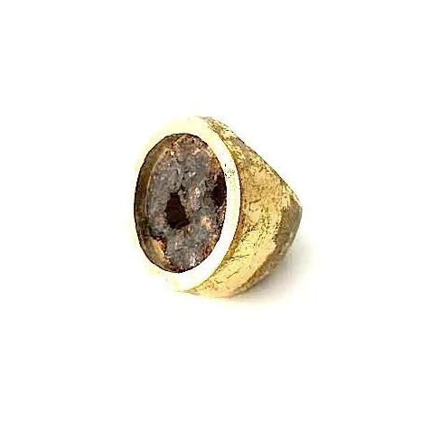 Bague ronde en bronze patinée à la feuille d'or, au centre une plaque de métal rouillé.