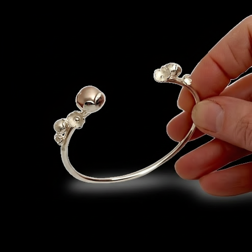 Bracelet jonc argent, orné de quatre motifs de fleurs et de trois perles de culture d'eau douce rose, grise, blanche. Une pièce élégante et unique faite à la main.