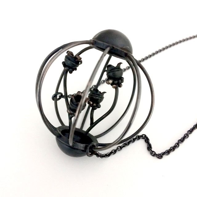 Pendentif Cage en argent massif forgé et patiné sur chaîne argent patinée.