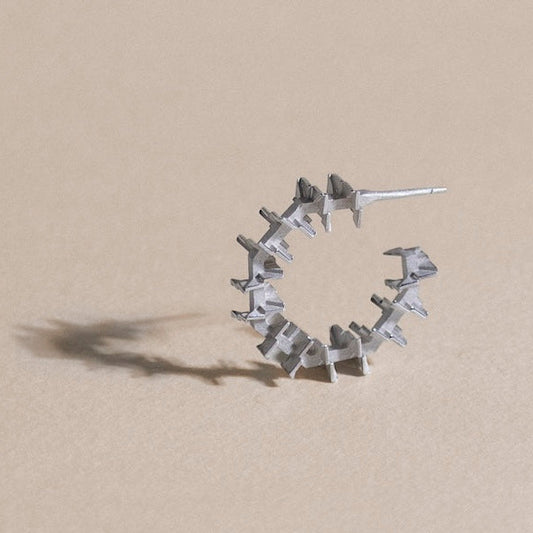 Créoles Cyclo en argent, inspirées des escaliers en colimaçon, détails des finitions satinées et poli. Des boucles d'oreilles contemporaines signées Atelier Grandval. 