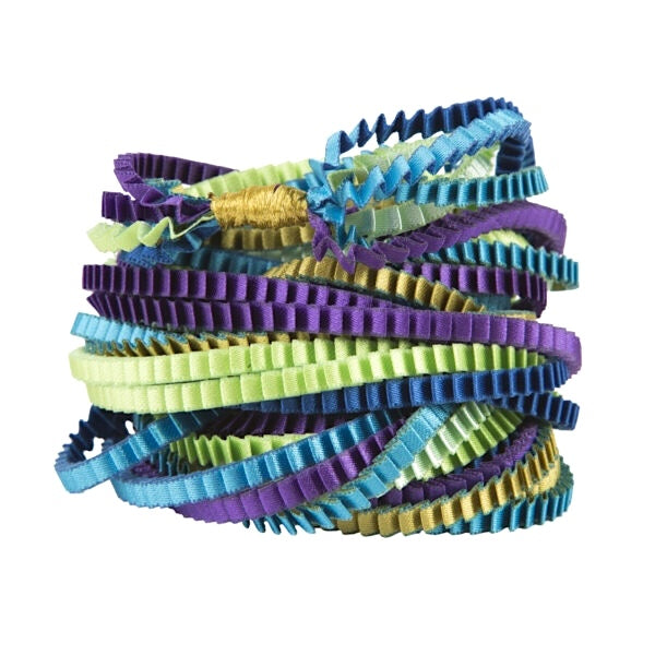 Long sautoir coloré composé de huit bandes de satin plissé bleu, violet, doré, turquoise , vert amande, reliées les unes aux autres par un lien de coton jaune.