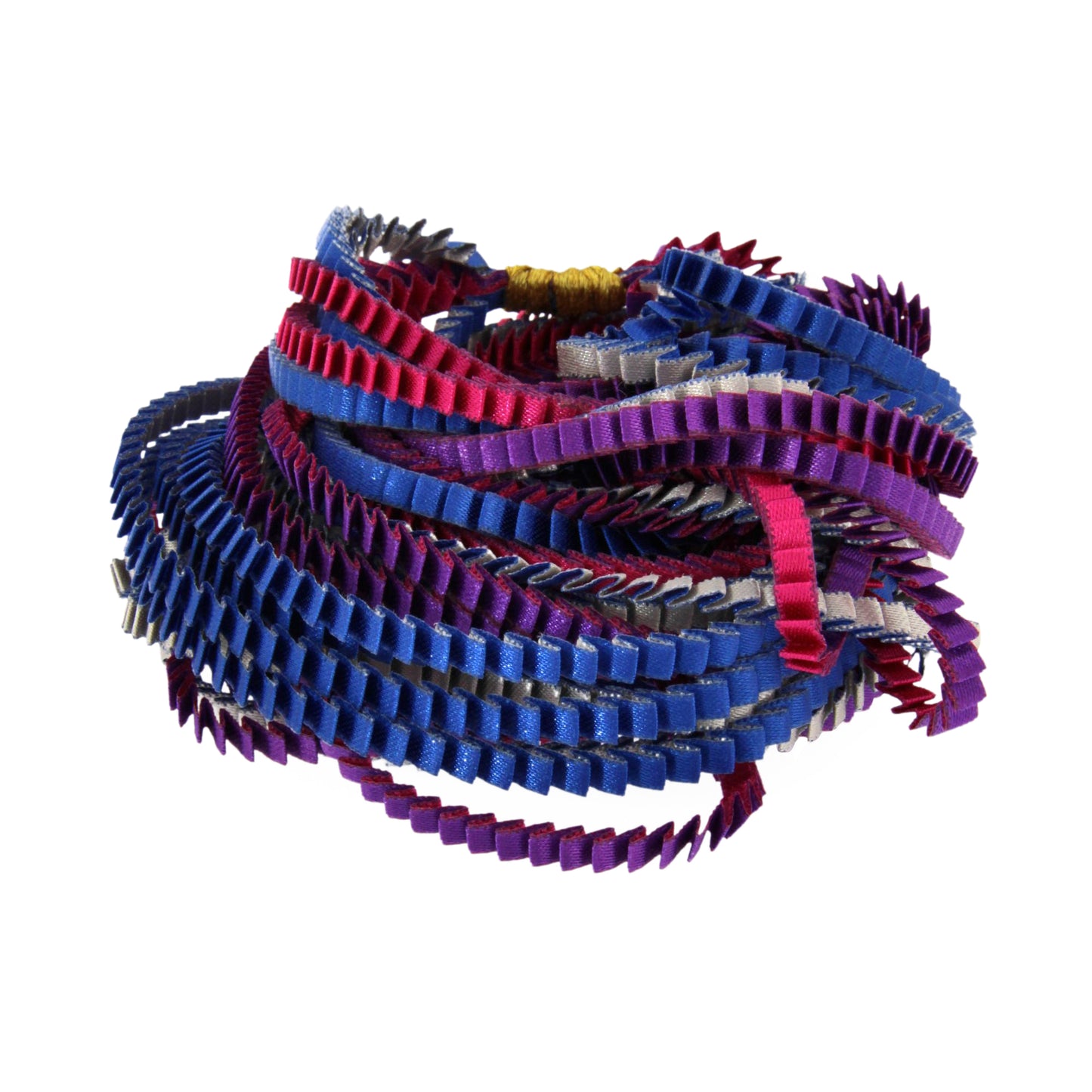 Long sautoir coloré composé de huit bandes de satin plissé violet, silver, fushia et bleu royal reliées les unes aux autres par un lien de coton jaune