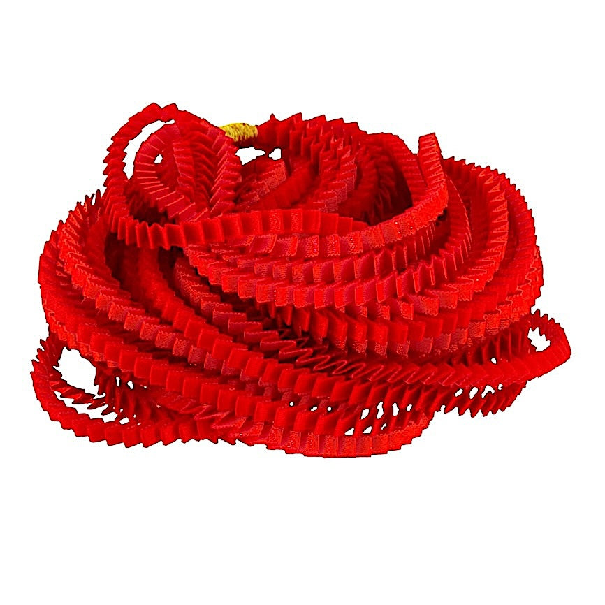 Long sautoir rouge composé de huit bandes de trois millimètres de satin plissé reliées les unes aux autres par un lien de coton jaune d'or.