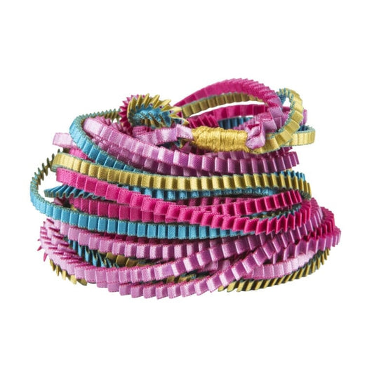 Long sautoir composé de huit bandes de trois millimètres de satin plissé de couleur, turquoise, doré, fuchsia, lilas,reliées les unes aux autres par un lien de coton jaune d'or. 