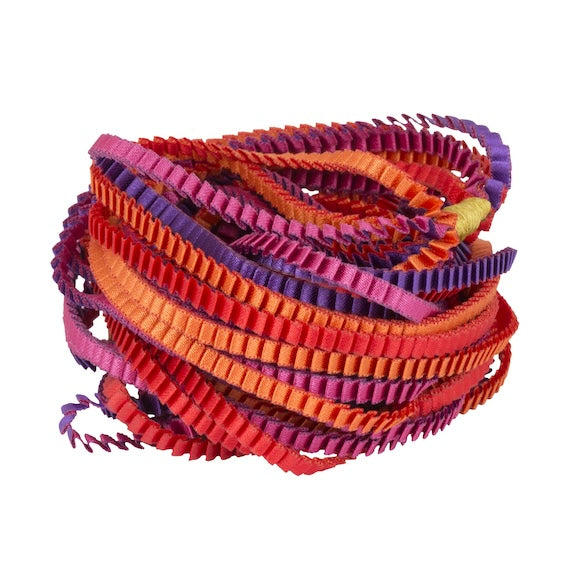 Long sautoir coloré composé de huit bandes de satin plissé rouge, orange, violet, fuchsia reliées par un lien de coton jaune d'or.