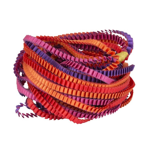 Long sautoir coloré composé de huit bandes de satin plissé rouge, orange, violet, fuchsia reliées par un lien de coton jaune d'or.