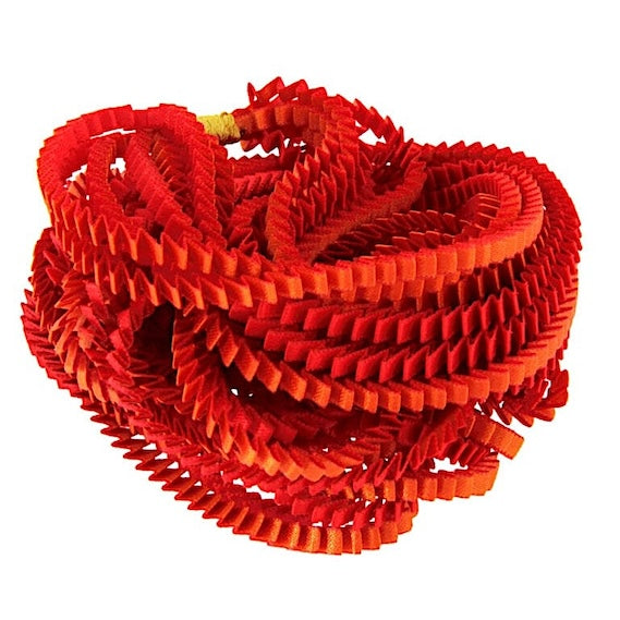 Long collier coloré composé de huit bandes de satin plissé rouge,orange reliées les unes aux autres par un lien de coton jaune 