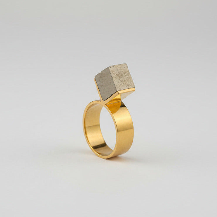Bague X en vermeil avec cube de pyrite naturelle présenté par un serti triangulaire. Une création contemporaine minimaliste.