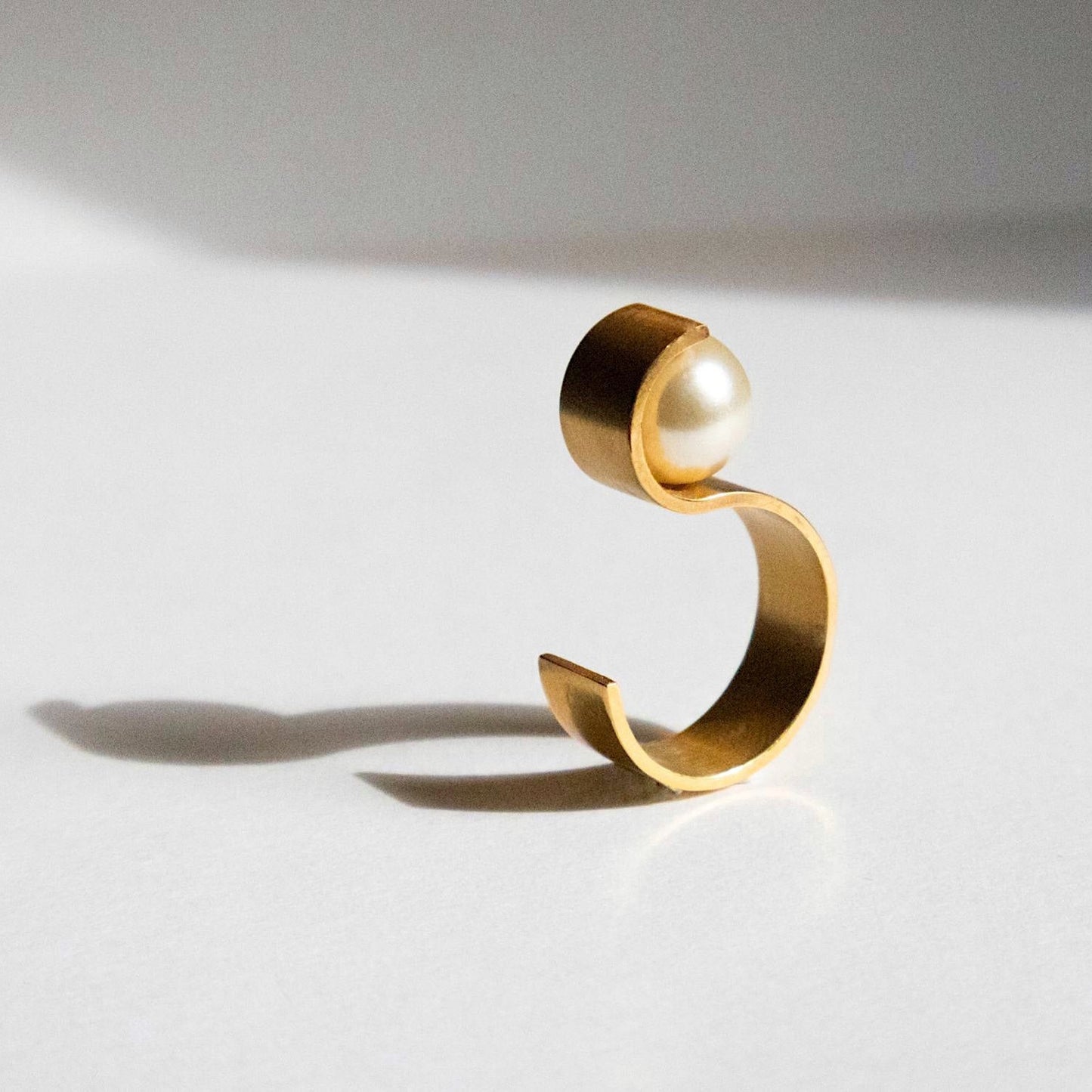 Bague S en vermeil avec perle Akoya naturelle, design ouvert minimaliste, bijou fait main signé Atelier Grandval.