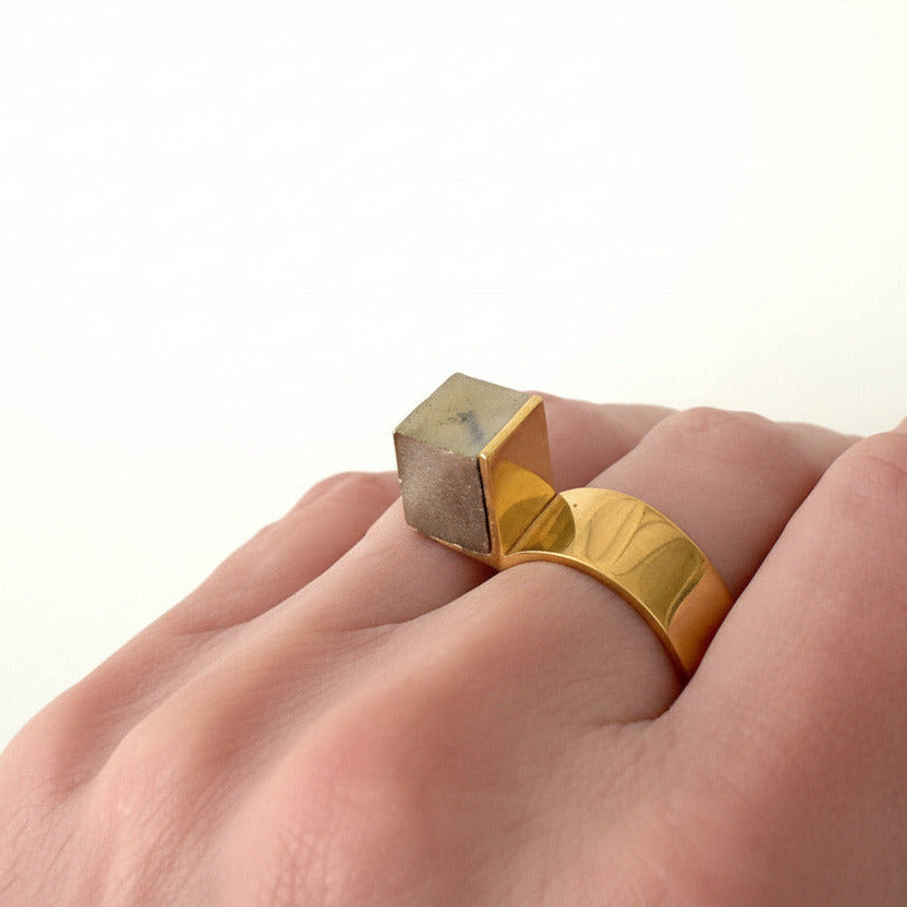 Bague contemporaine en vermeil avec serti triangulaire et cube de pyrite naturelle. Bijou porté.