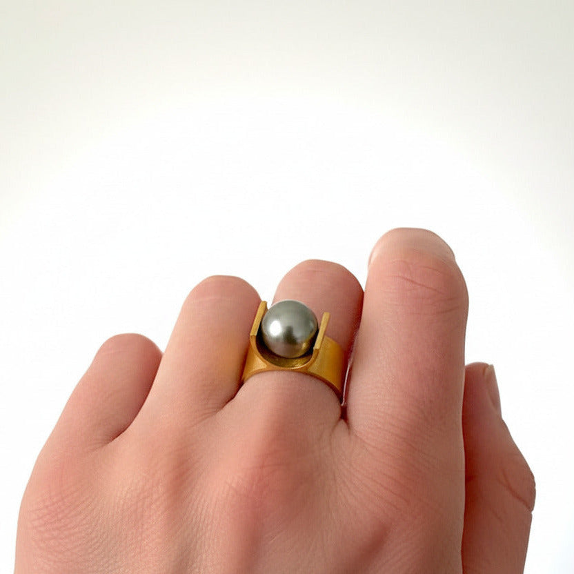Bague 8 en vermeil avec perle en suspension design minimaliste, anneau large. Bijou porté.