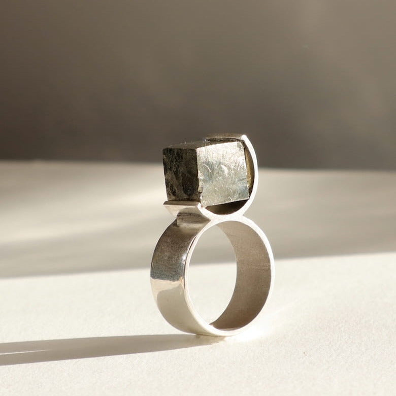 Détail de la pyrite brute sertie dans une bague en argent. Bijou minimaliste signé Atelier Grandval.