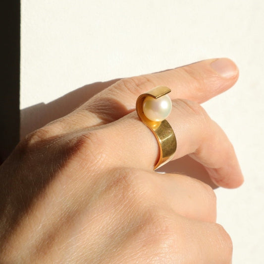 Détail de la bague en vermeil brossé et poli miroir avec perle Akoya du Japon. Une bague au design en forme de S, signée Atelier Grandval.