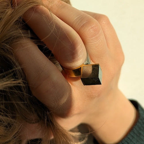 Bague géométrique contemporaine en argent 950 et vermeil avec un cube de pyrite serti. Une création fraçaise signée Atelier Grandval.