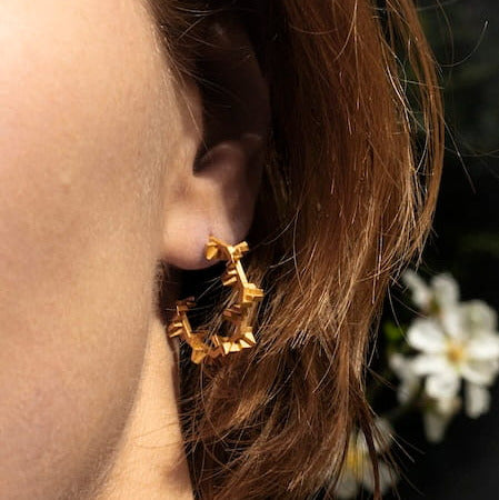 Graphique et épurée, la boucle d’oreille créole Enso revisite le cercle dans une forme octogonale, bijou porté.