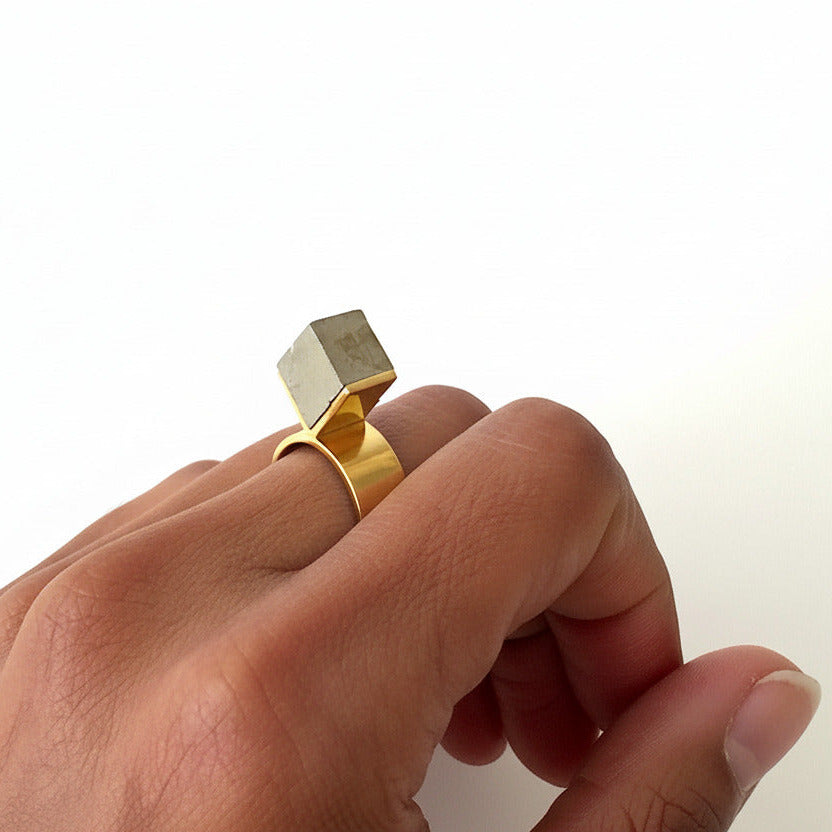 Détail de la bague architecturale en vermeil avec cube de pyrite naturelle. Bijou porté main de profil.