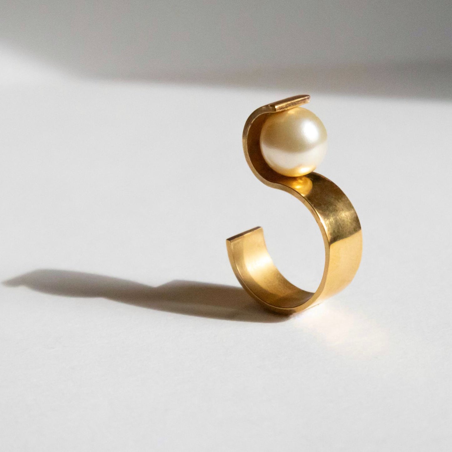 Bague contemporaine en vermeil, en forme de S avec perle Akoya, bijou graphique et épuré, une création française signée Atelier Grandval.