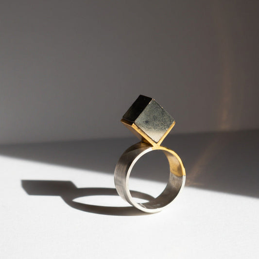 Bague X en argent et vermeil avec cube de pyrite naturelle. Contraste finitions poli miroir et brossé sur bague design.