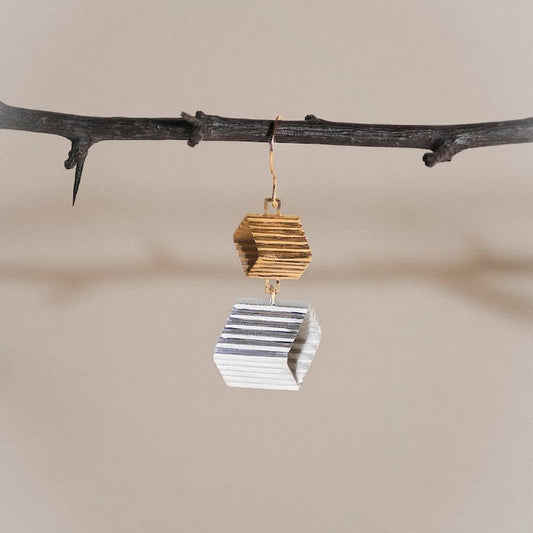 Boucle contemporaine pendante en argent et vermeil à structure géométrique en forme d'escalier.