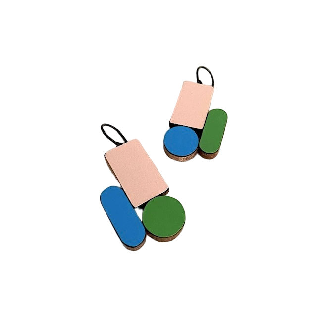 Boucles d’oreilles légères et colorées faites main en bois et formica rose, vert, bleu – Karen, artiste belge.
