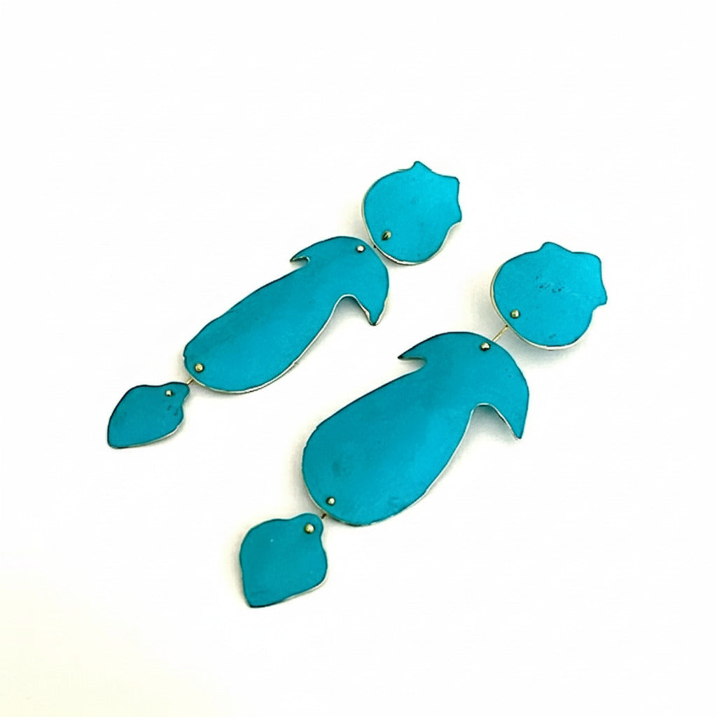 Boucles d’oreilles pendantes XXL de forme allongée. elles sont composées de trois éléments articulés en bronze peint bleu turquoise. Une collection contemporaine d'inspiration historique façonnée par l'artiste grecque Dora Haralambaki.