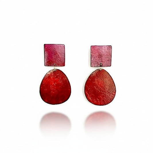 ces boucles XL associent un ovale brun orangé à un carré fuchsia. En bronze laminé peint à la main. 