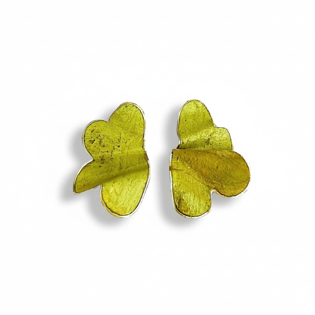 Boucles d'oreilles sculptées en bronze laminé et peintes à la main, dans une tonalité vert olive, elles présentent une forme de demi-fleur minimaliste.