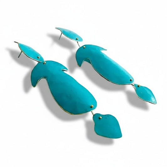Boucles d’oreilles pendantes XXL de forme allongée. elles sont composées de trois éléments articulés en bronze peint bleu turquoise. Collection Héritage de l’artiste grecque Dora Haralambaki.