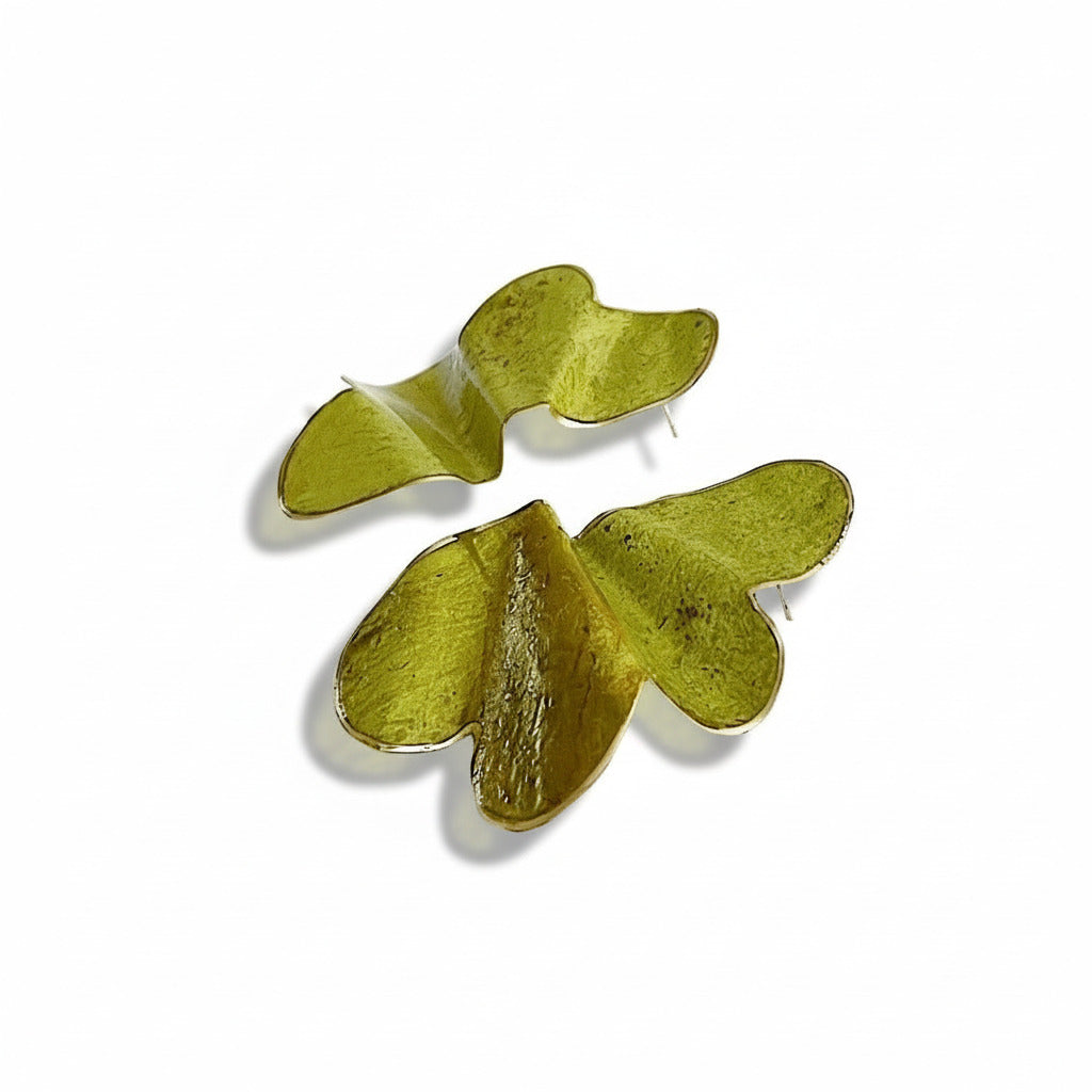 Boucles d'oreilles sculptées en bronze laminé et peintes à la main, dans une tonalité vert olive, elles présentent une forme de demi-fleur minimaliste. Vue de profil.