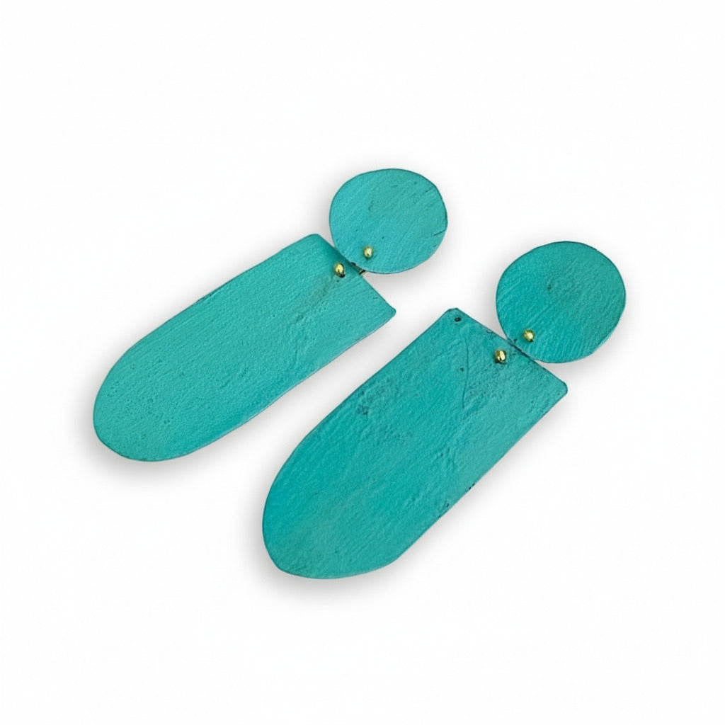 Boucles d’oreilles XL de formes géométriques bleu turquoise en bronze peint à la main par Dora Haralambaki. Légères, géométriques et uniques. 