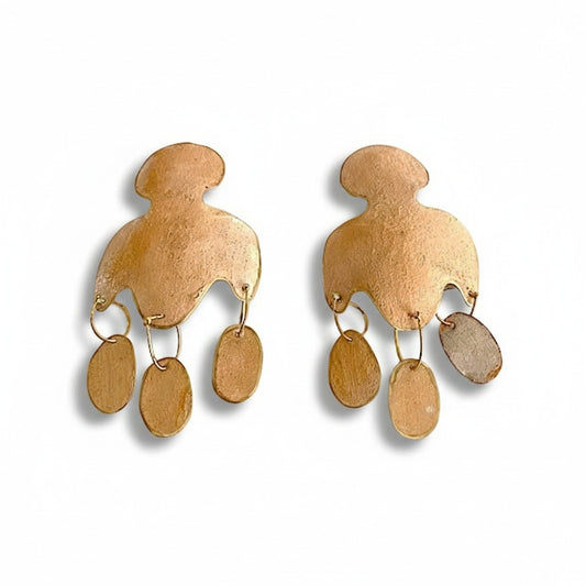 Paire de boucles pendantes en bronze laminé et peint avec des pigments beige se distingue par une découpe aux lignes arrondies et de trois pampilles allongées, alliant minimalisme et inspiration historique.