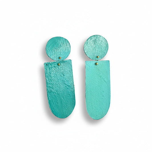 Boucles d’oreilles XL bleu turquoise en bronze peint à la main par Dora Haralambaki. Légères, géométriques et uniques. 