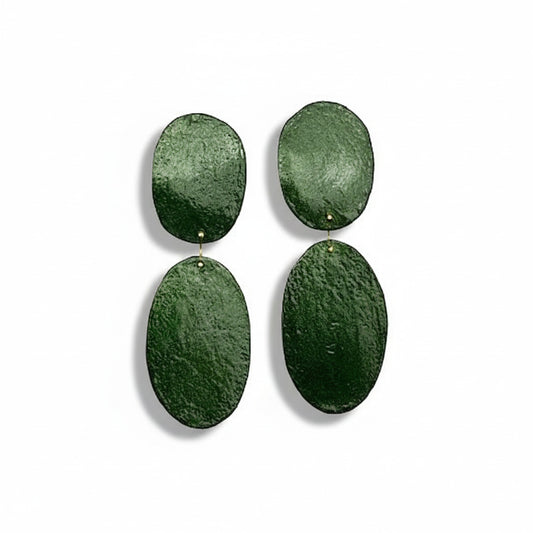 Boucles XL en bronze vert texturé, peintes à la main. Deux ovales reliés pour un bijou léger, géométrique et inspiré de l’art contemporain.