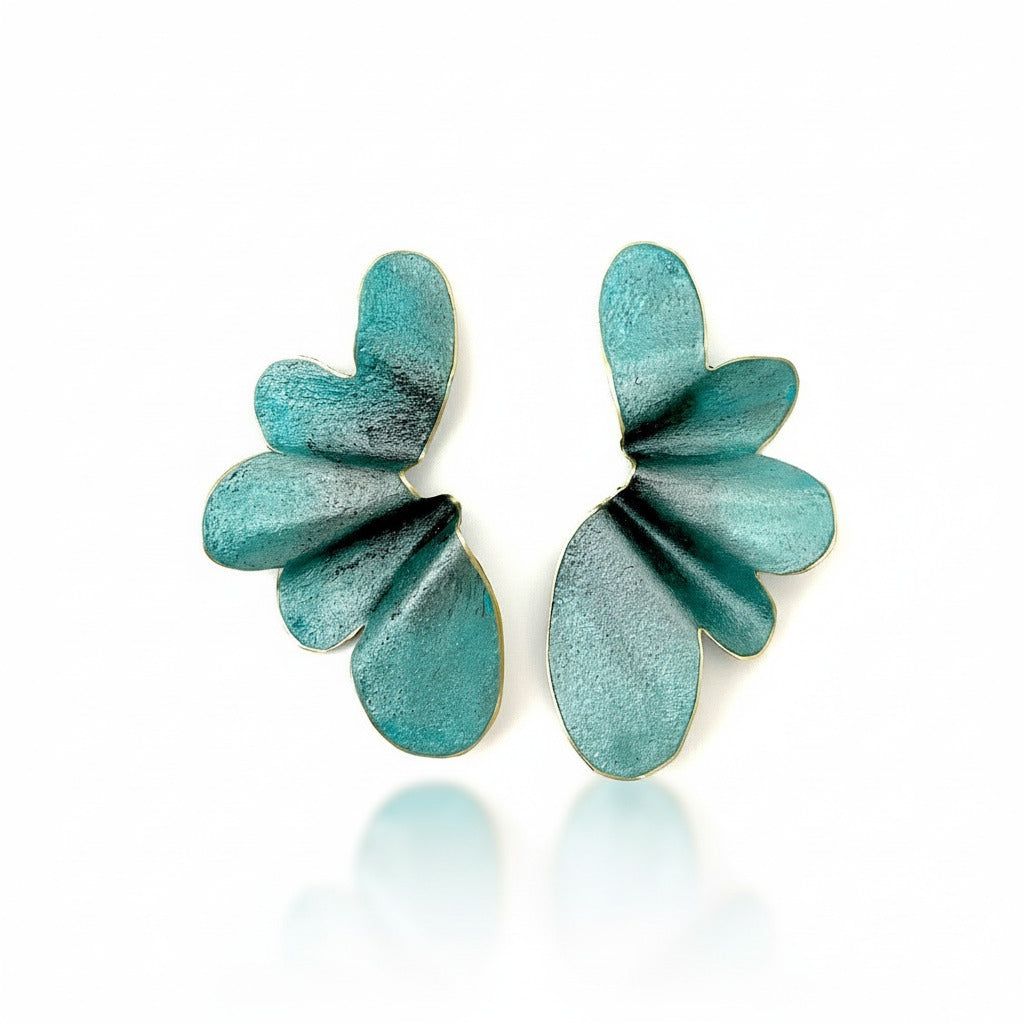 Boucles d'oreilles bleu clair en bronze laminé et peintes à la main, elles présentent une forme de demi-fleur minimaliste, légère et aérienne
Leur volume XL reste confortable grâce au métal laminé.