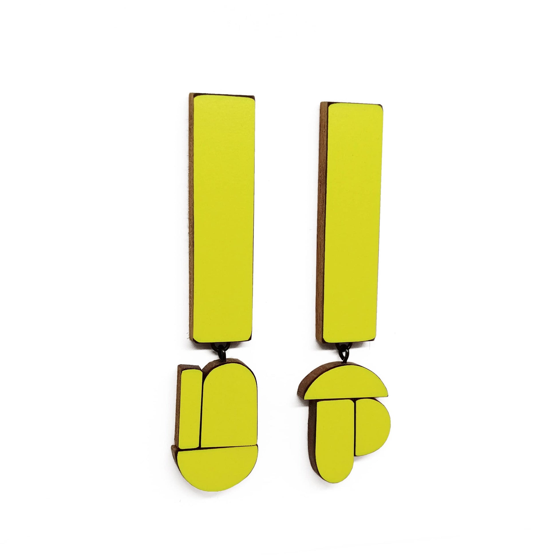 Longues boucles d’oreilles graphiques en bois et formica jaune, éléments géométriques asymétriques suspendus à un rectangle, attaches et fermoirs tige en argent.
